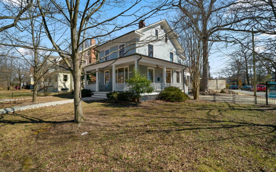 A house with a lawn and trees

Description automatically generated