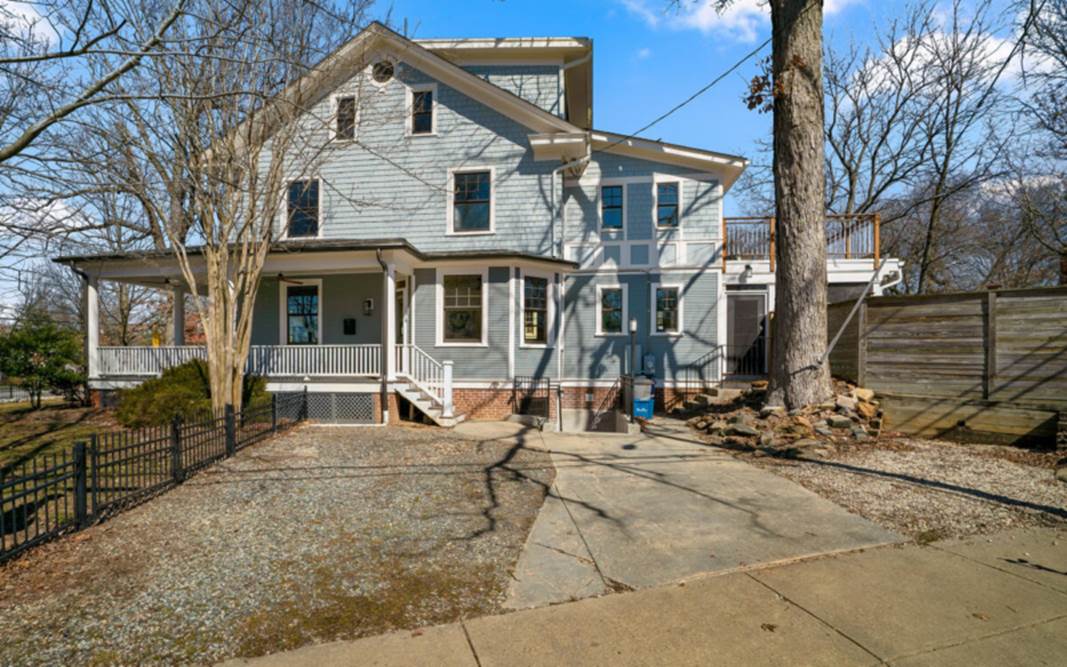 A house with a driveway and trees

Description automatically generated